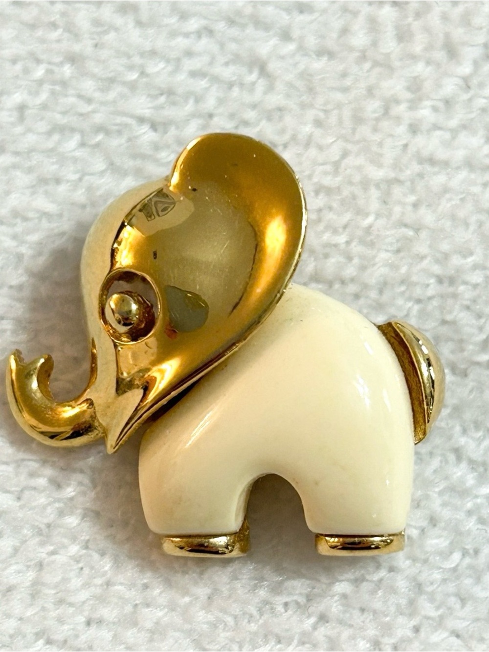 Vintage Crown Trifari Mini Elephant Brooch Pin
Signed Cream White Lucite 1"